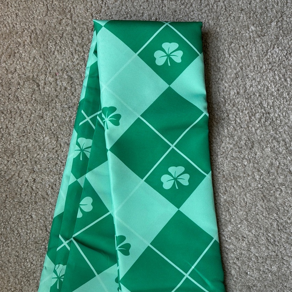 St. Patrick - Green Argyle Shamrock table cloth